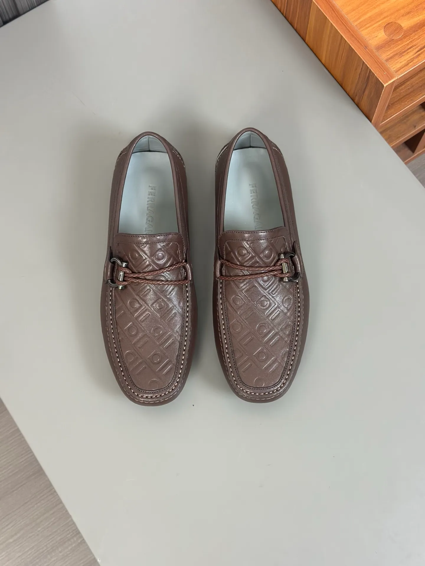 Batch 840, original order quality, new counter model, Ferragamo handmade men's driving shoes, bean shoes, slip-on shoes, lazy shoes, exquisite hand-stitching, workmanship details comparable to counters, original rubber outsole, imported cowhide from Italy, pressed water corrugated water-dyed cowhide lining, 39-44 large quantities in stock (38, 45 custom-made, non-refundable)
